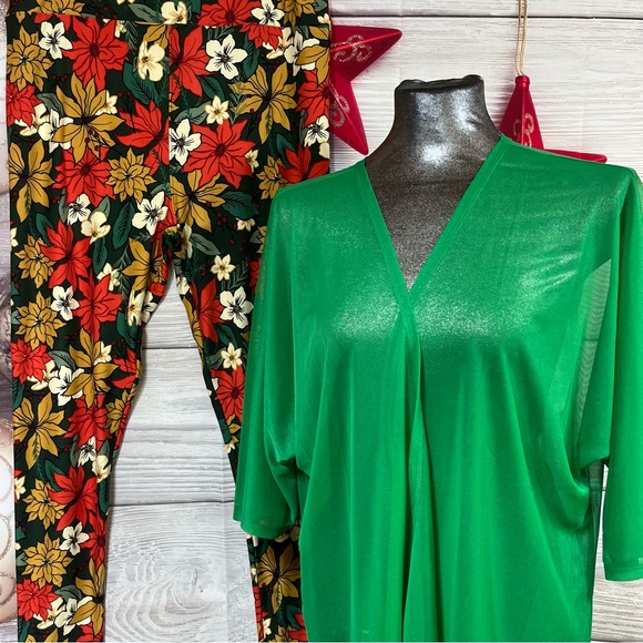 LuLaRoe M (10-18) Lindsay with TC2 Christmas leggings - Picture 3 of 14